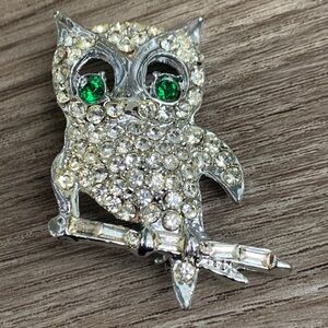 Sparkling Wise Owl Brooch Pin Green Eyes Crystal Rhinestone Silver Tone Vintage